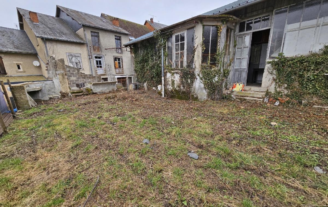 AGENCE IMMO COUR ET JARDIN : Garage / Parking | LUBERSAC (19210) | 190 m2 | 32 700 € 